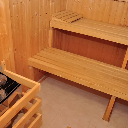 ラドニス ホテル 4*